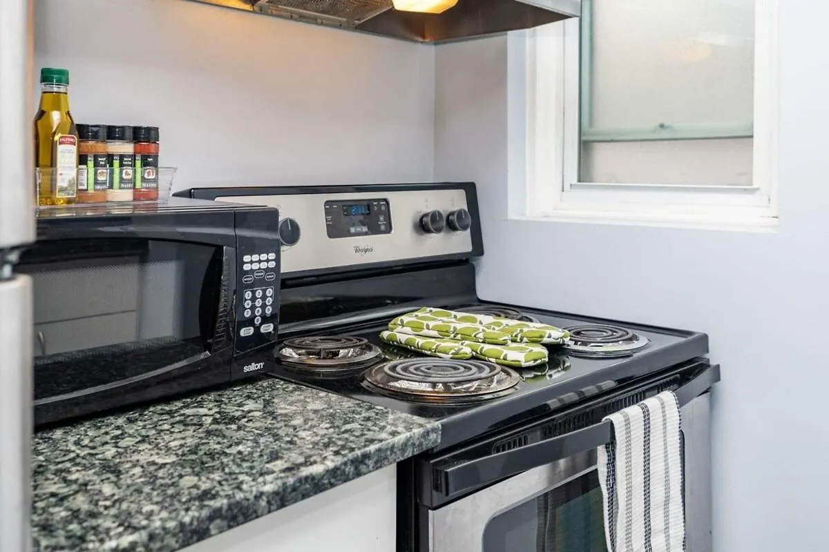 Pet-Friendly Home - Near Chinatown & Little Italy Ottawa Apartment