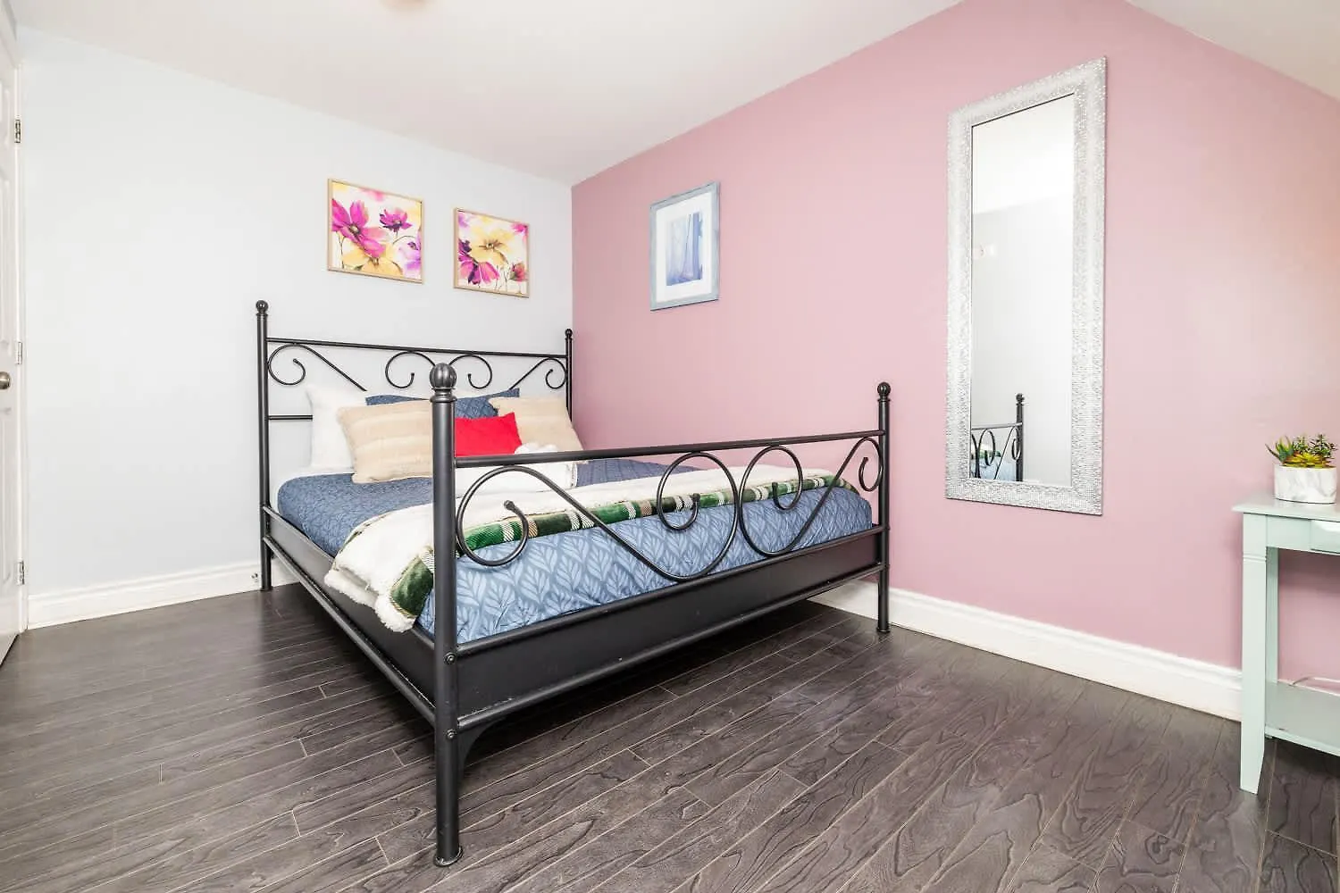 Pet-Friendly Home - Near Chinatown & Little Italy Ottawa